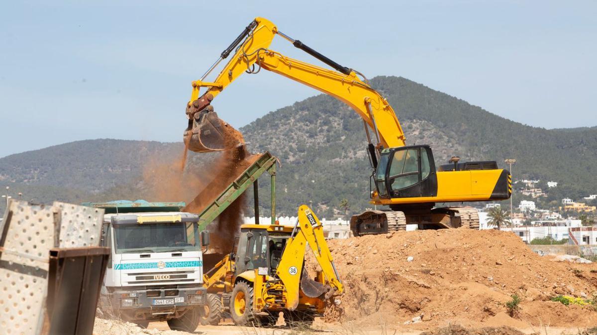 Tareas de cribado de la tierra extraída de la finca 56, antes de la suspensión de las obras. | VICENT MARÍ