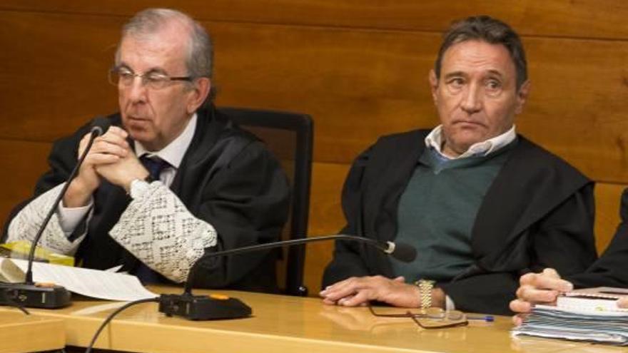 El fiscal José Llor (i) con el abogado de la acusación particular, Francisco Ruiz Marco, en el juicio.