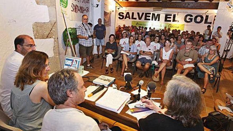 Una de les presentacions de SOS Costa Brava al territori.