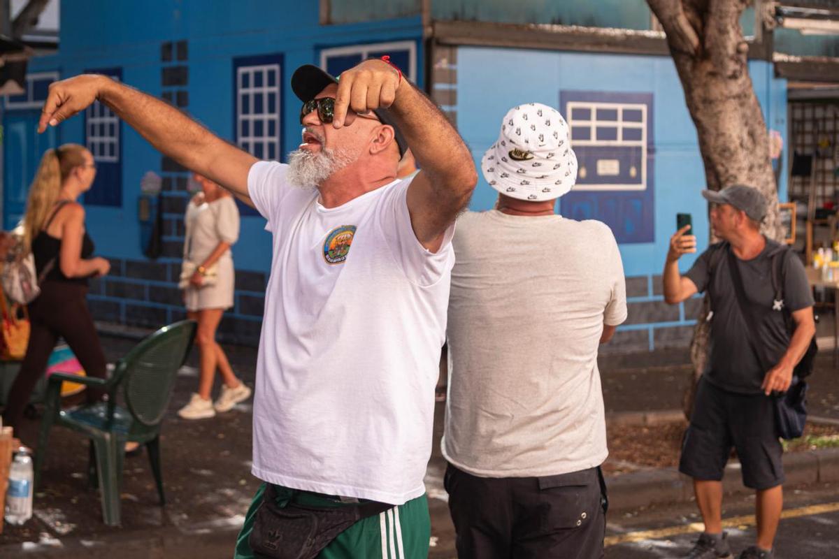 Vendedores del Rastro de Santa Cruz salen a la calle para pedir que los puestos vuelvan a la Recova