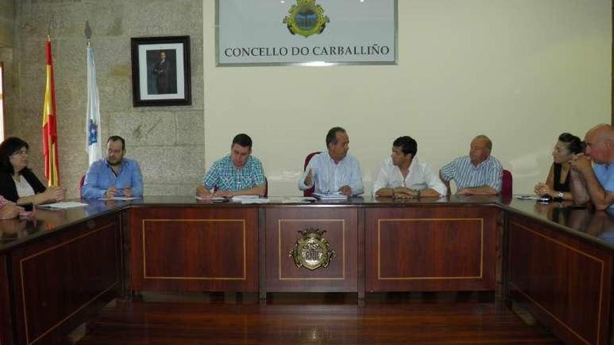 Reunión de los alcaldes de la comarca, ayer, en O Carballiño. // FdV