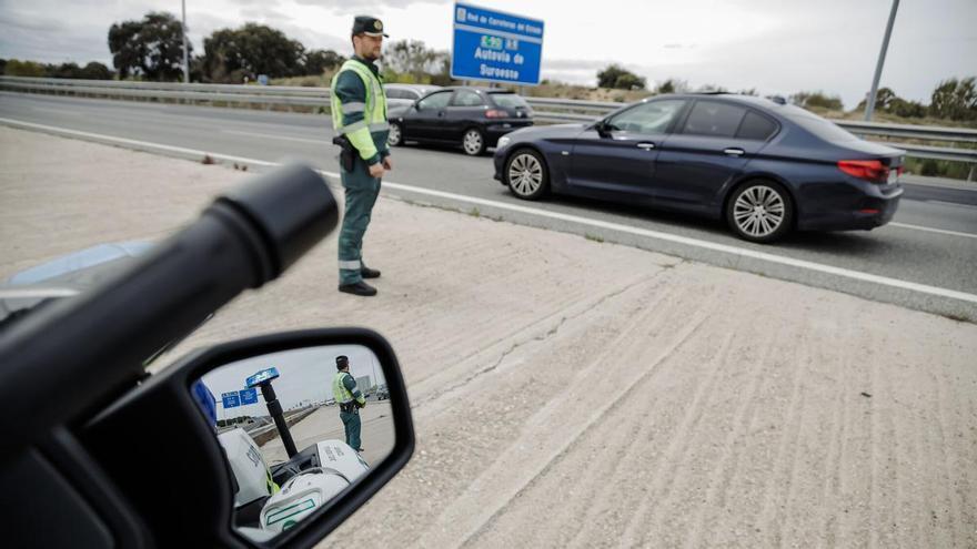 Multado con 200 euros por llevar la bicicleta dentro del coche: la Guardia civil extrema la vigilancia este verano