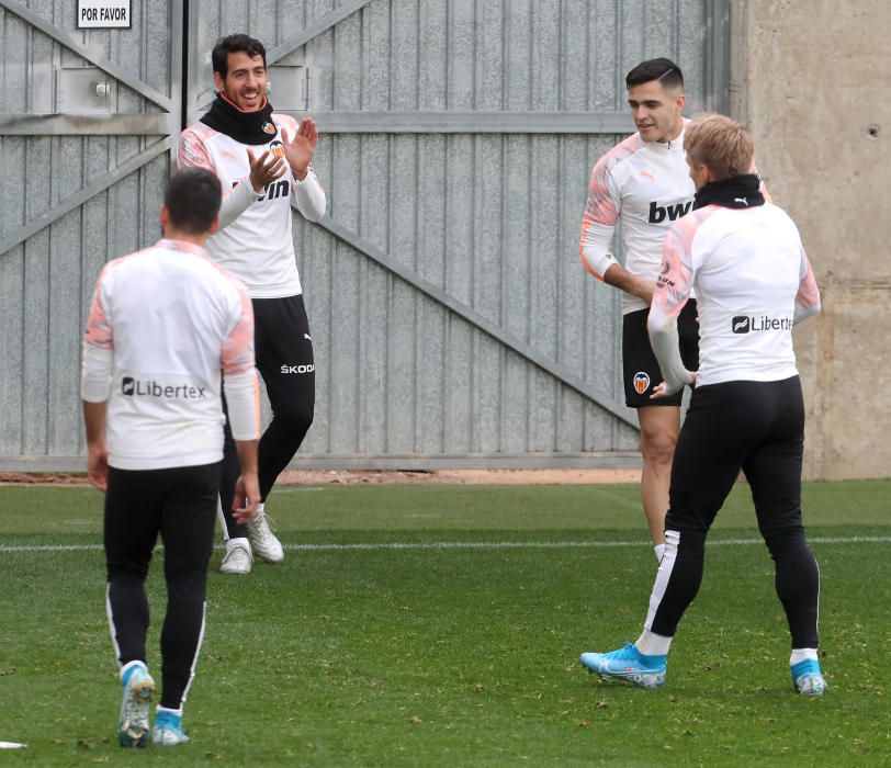 El Valencia CF se ejercita antes del derbi