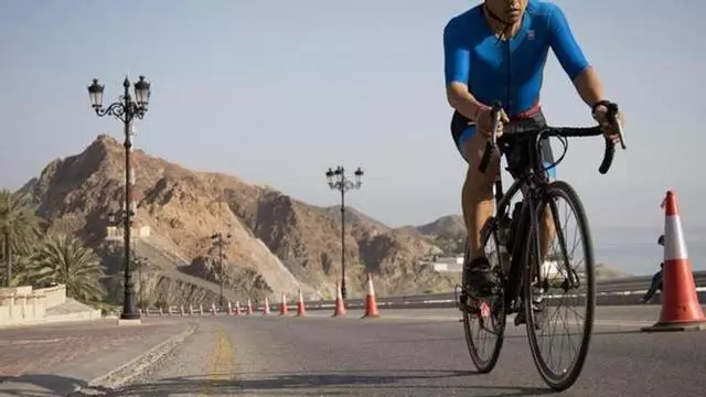 VÍDEO | El BOE lo hace oficial: adiós a los ciclistas de los arcenes de las carreteras tras la nueva ordenanza vial