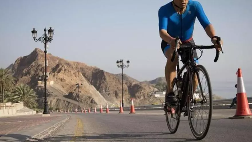 VÍDEO | El BOE lo hace oficial: adiós a los ciclistas de los arcenes de las carreteras tras la nueva ordenanza vial