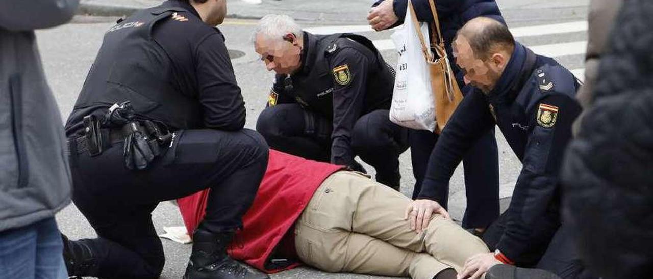 Varios policías socorren a un gijonés que sufrió un ictus el pasado noviembre en Álvarez Garaya.