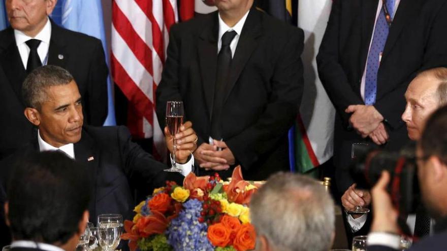 Obama, con gesto serio, brinda con Putin durante una comida, ayer, en Naciones Unidas.