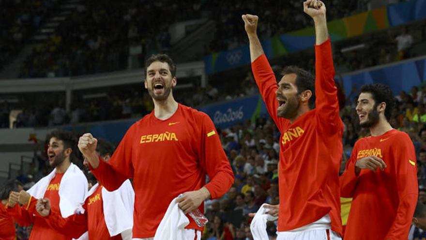 Pau Gasol junto a sus compañeros de selección.