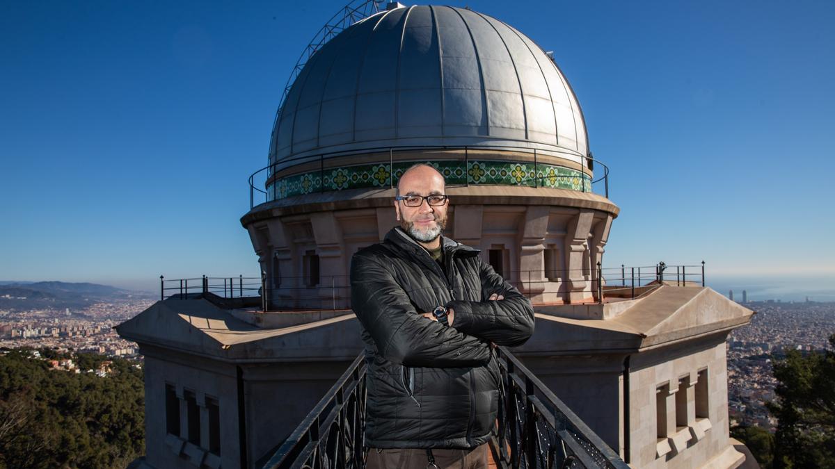 Alfons Puertas, meteorólogo del Observatori Fabra e 'inspector' del cielo de la ciudad desde hace ya 20 años.