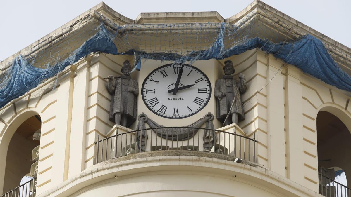 El reloj de las Tendillas vuelve a retrasar las horas.