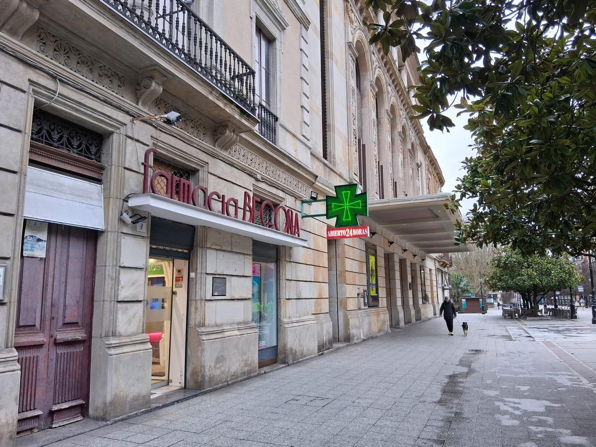 Vista de la farmacia del paseo de Begoña, esta mañana, después del atraco.