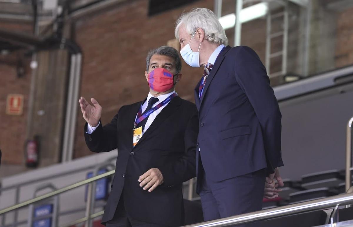 El presidente Laporta y Josep Cubells, el nuevo responsable del basket,siguieron el partido en el Palau