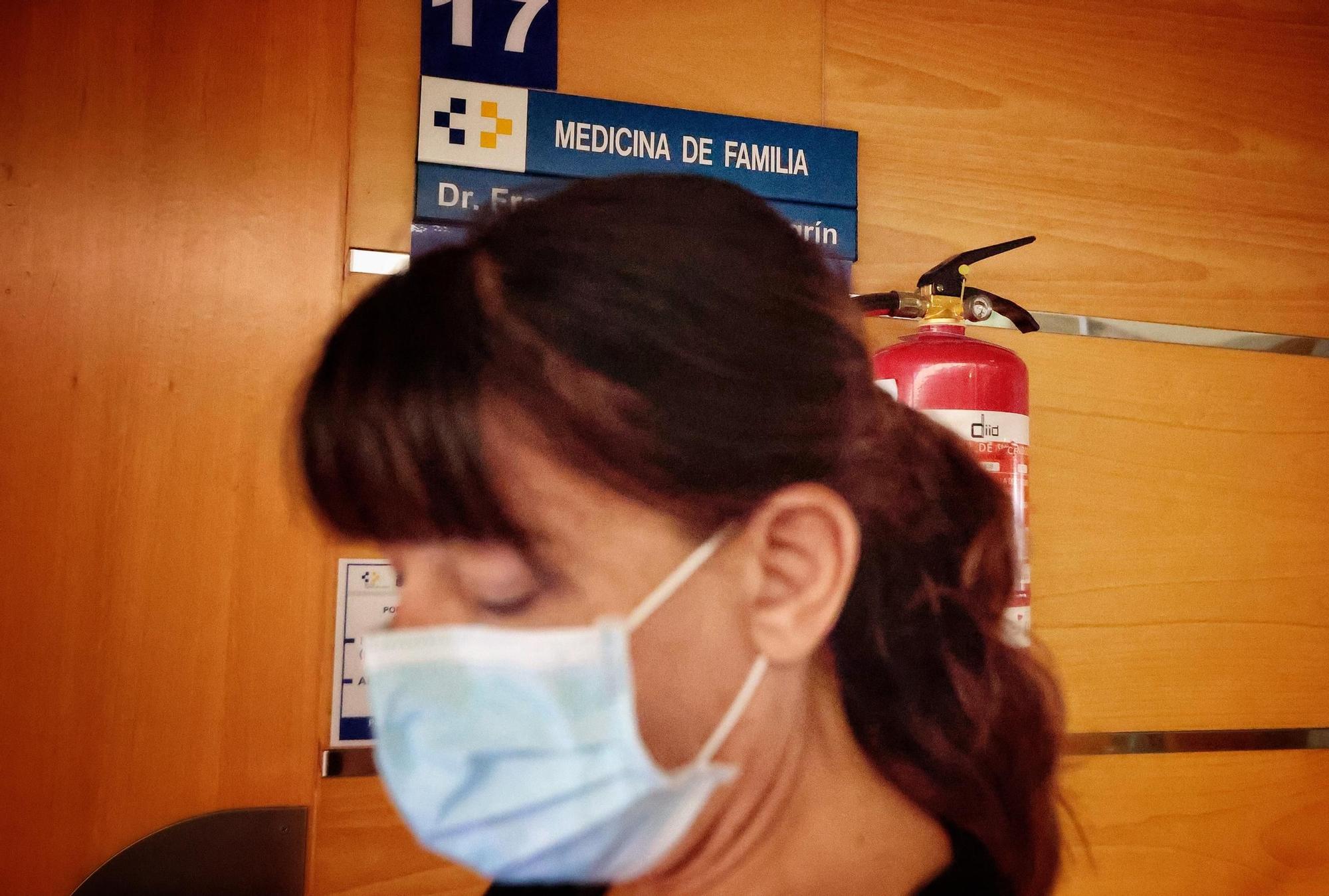 Primer día de mascarilla obligatoria en centro de salud