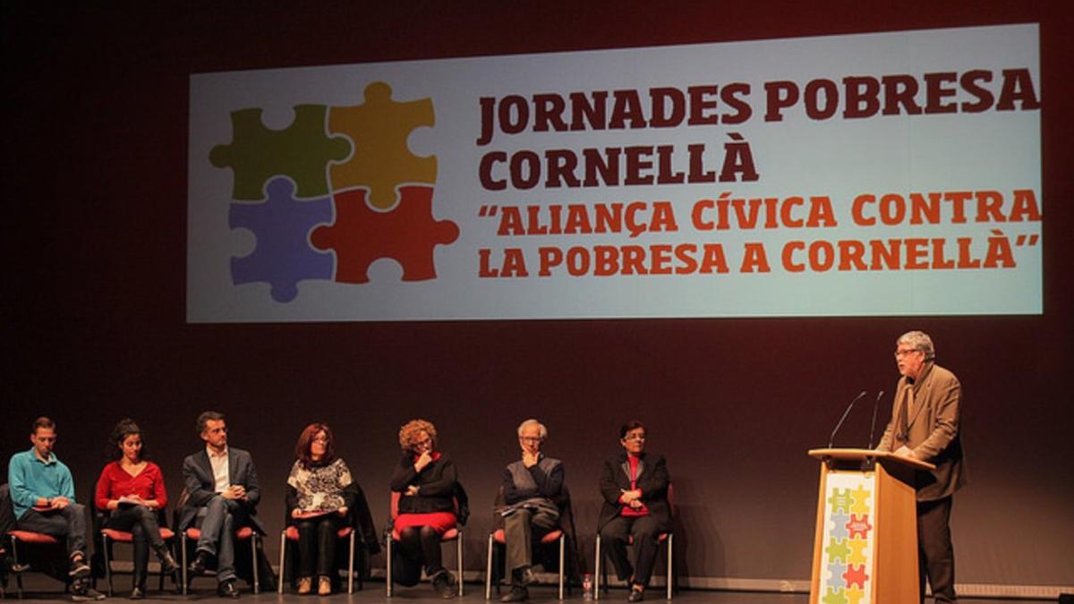 Imagen del primer encuentro sobre pobreza celebrado en Cornellà en 2015