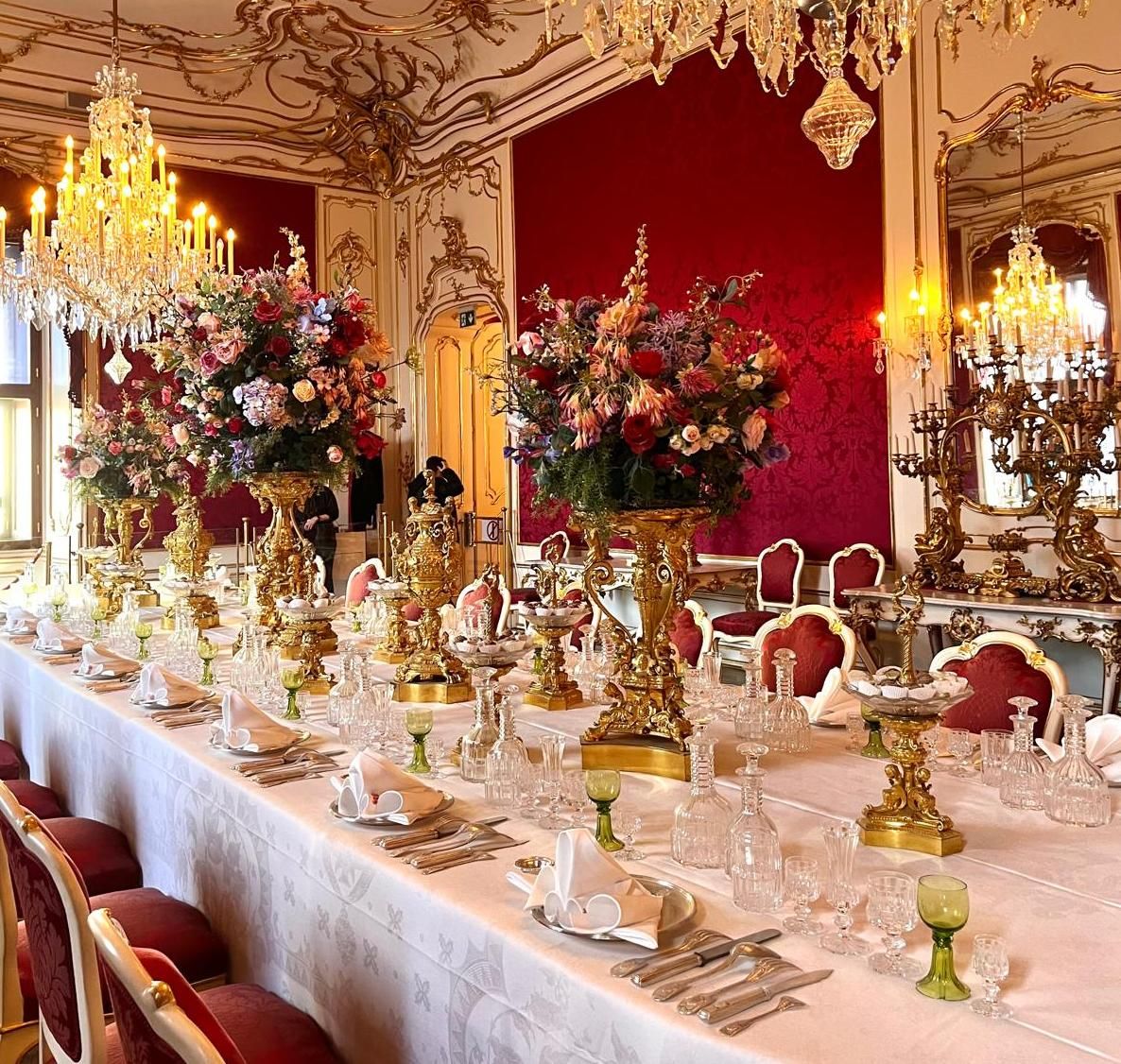 Estancia donde se celebraban cenas o comidas, con todos los objetos que se utilizaban por aquel entonces