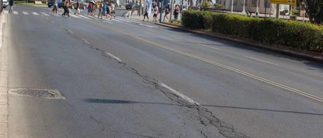 La avenida del Conde de Vallellano es una de las que más presión circulatoria soportan en Alicante con el paso de 20.000 vehículos diariamente.