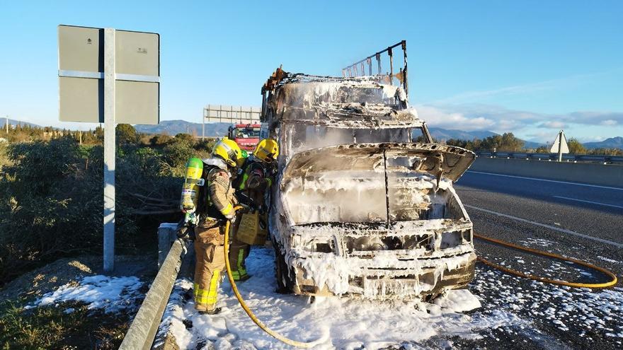 Crema una furgoneta a l&#039;AP-7 a Pont de Molins