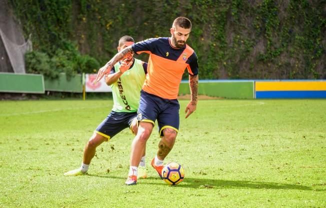 Entrenamiento de la UD Las Palmas en Barranco ...