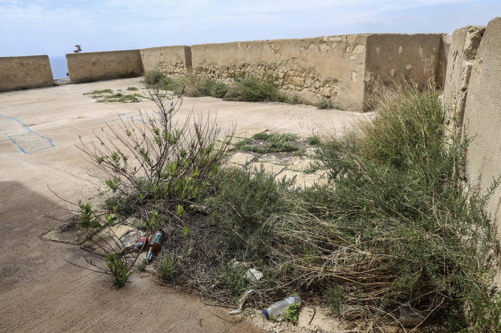 Mal estado de la muralla del Castillo de Santa Bárbara de Alicante