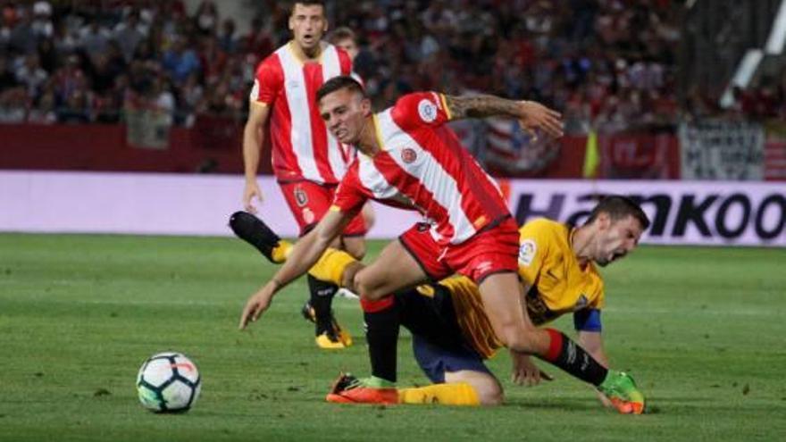 Pablo Maffeo, en acció durant la primera jornada de Lliga contra l&#039;Atlètic de Montilivi.