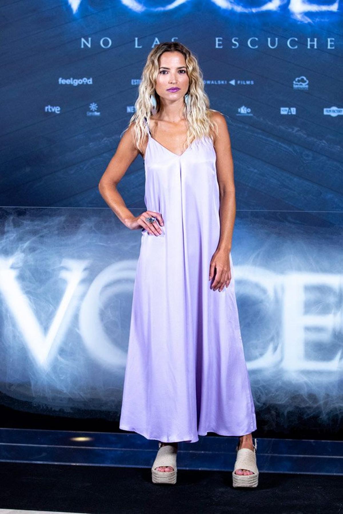 El look de Ana Fernández con vestido lencero lila para la presentación de la película 'Voces'