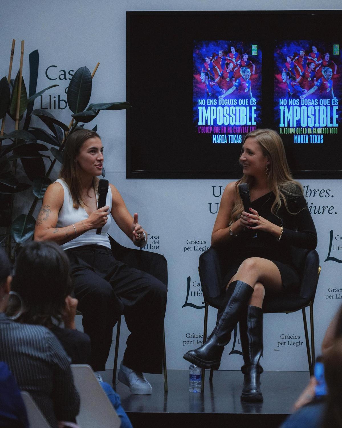Patri Guijarro y María Tikas, durante la presentación del libro