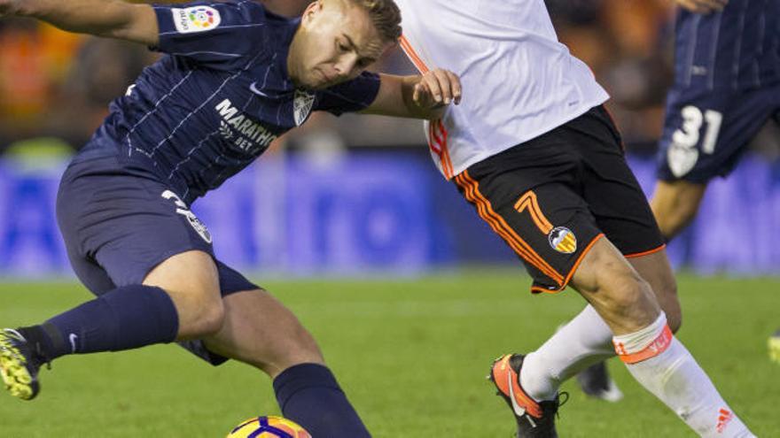 Ontiveros jugando en Mestalla con el Málaga.