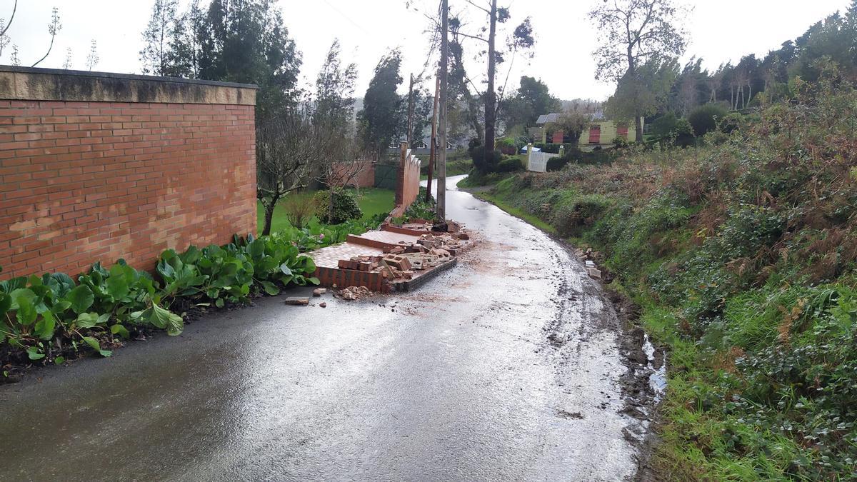 Un muro desplomado por el temporal, en el Concello de Cambre.