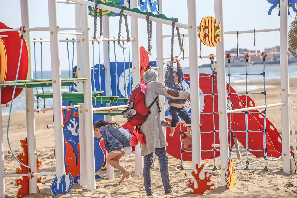 La Generalitat ha renovado los juegos infantiles de la playa de La Mata dentro de una inversión mayor de más 700.000 para 48 actuaciones similares en todo el litoral de la Comunidad