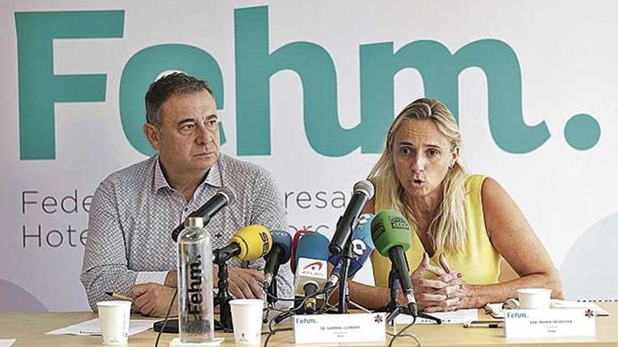 El presidente de la asociación de cadenas hoteleras, Gabriel Llobera, y la presidenta de la federación de Mallorca, María Frontera.