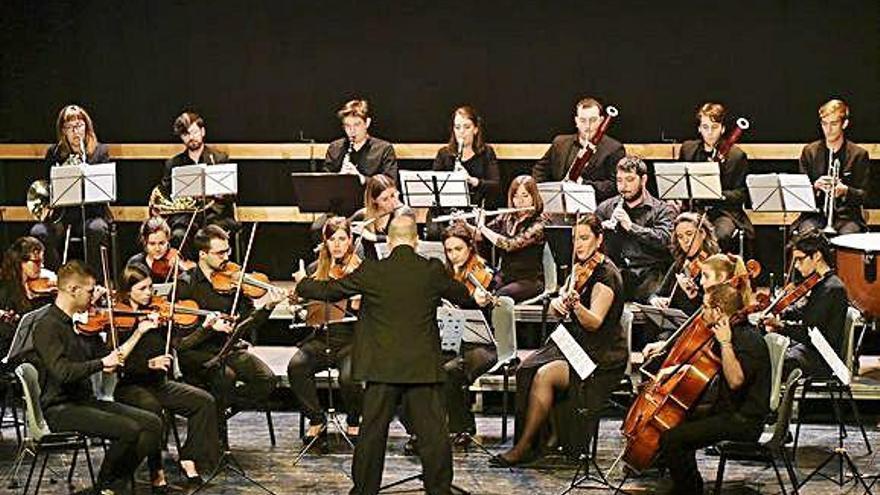 El concert de l&#039;orquestra bagenca va omplir ahir a la tarda el Local Catalunya de gom a gom en l&#039;estrena del seu nou projecte