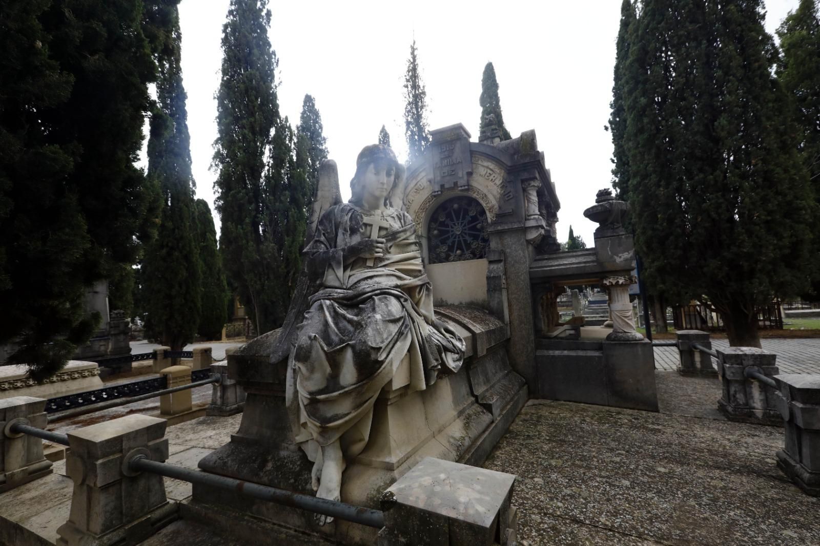 En imágenes | El cementerio de Zaragoza, un museo al aire libre que se engalana para el Día de Todos los Santos