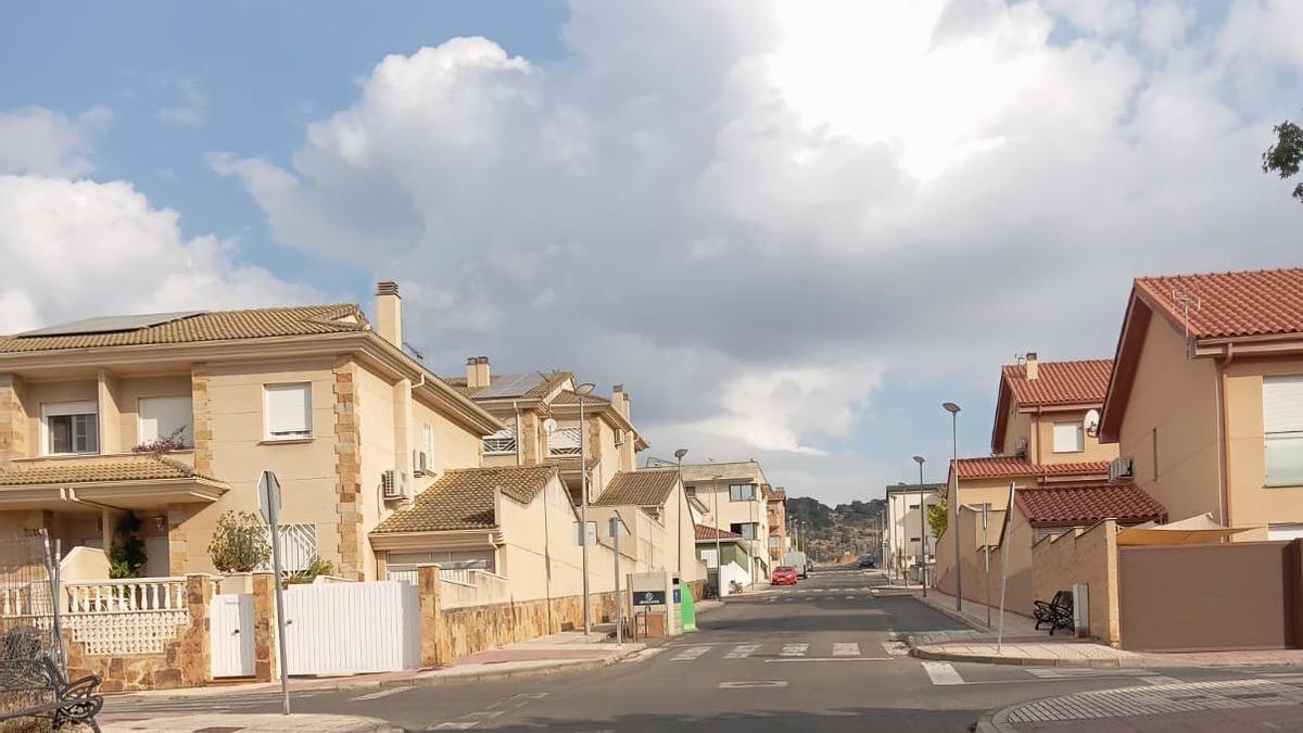 La Asociación de Vecinos de Ciudad Jardín de Plasencia pide retirar unos contenedores en una calle por impedir la visibilidad de los coches