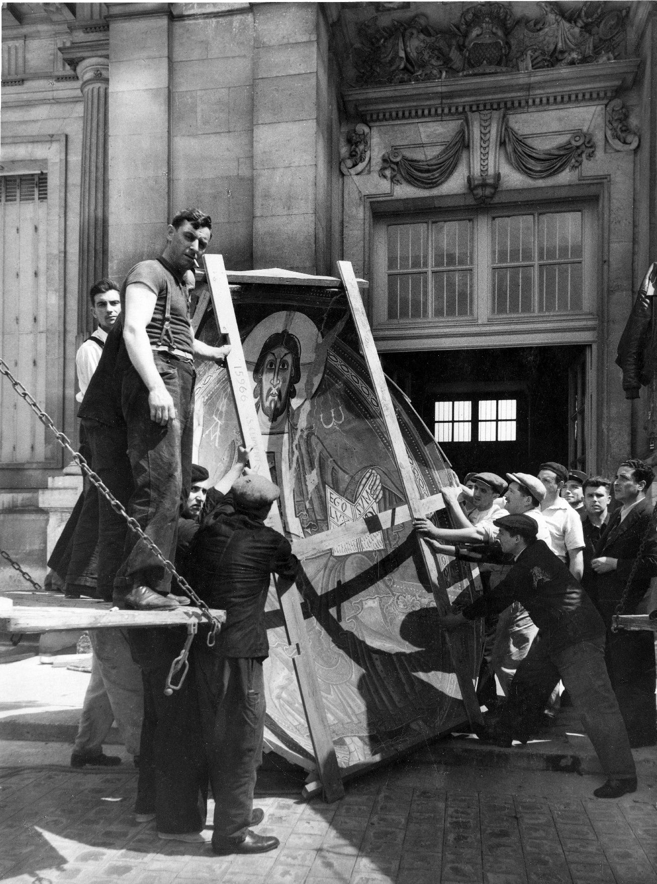 Descàrrega de l’absis de Sant Climent de Taüll al Castell de Maisons Laffitte, per a ser instal·lat a l’exposició  &quot;L’Art Catalan du Xème au XVème siècle&quot;. París, juny 1937