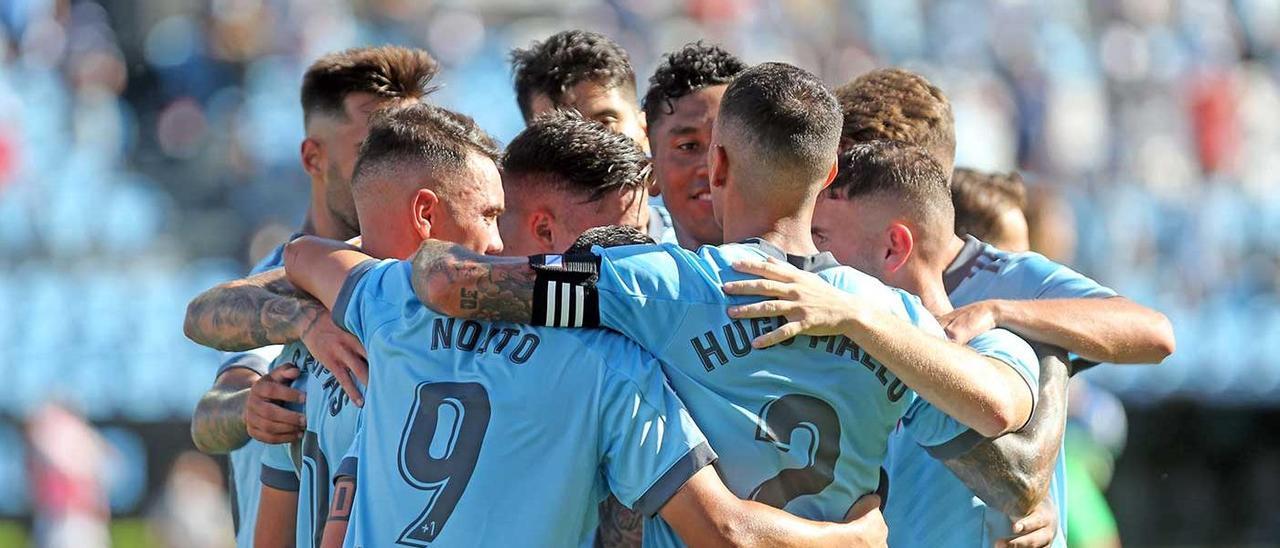 Aunque muchos de los jugadores tienen menos edad, el 11 inicial del Celta roza los 30 años. En la imagen Aspas (34), Hugo Mallo (30) y Nolito (34); de los más veteranos de la plantilla