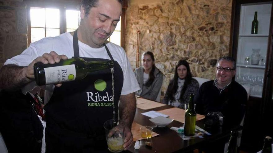 Imagen de archivo de Jesús Armenteros, escanciando la sidra natural Ribela. // Bernabé / Javier Lalín