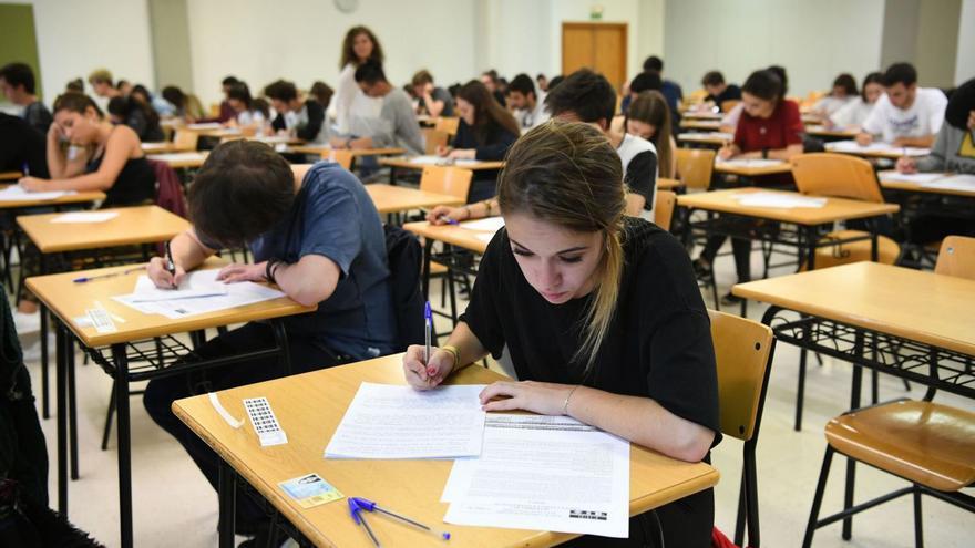 Alumnos coruñeses, durante un examen de la ABAU en el campus de Elviña. |  // CARLOS PARDELLAS