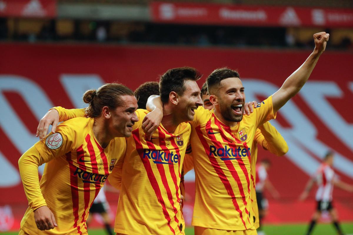 Griezmann, Messi y Alba celebran uno de los goles del Barça en la final de la Copa del Rey ante el Athletic jugada en Sevilla en 2021.