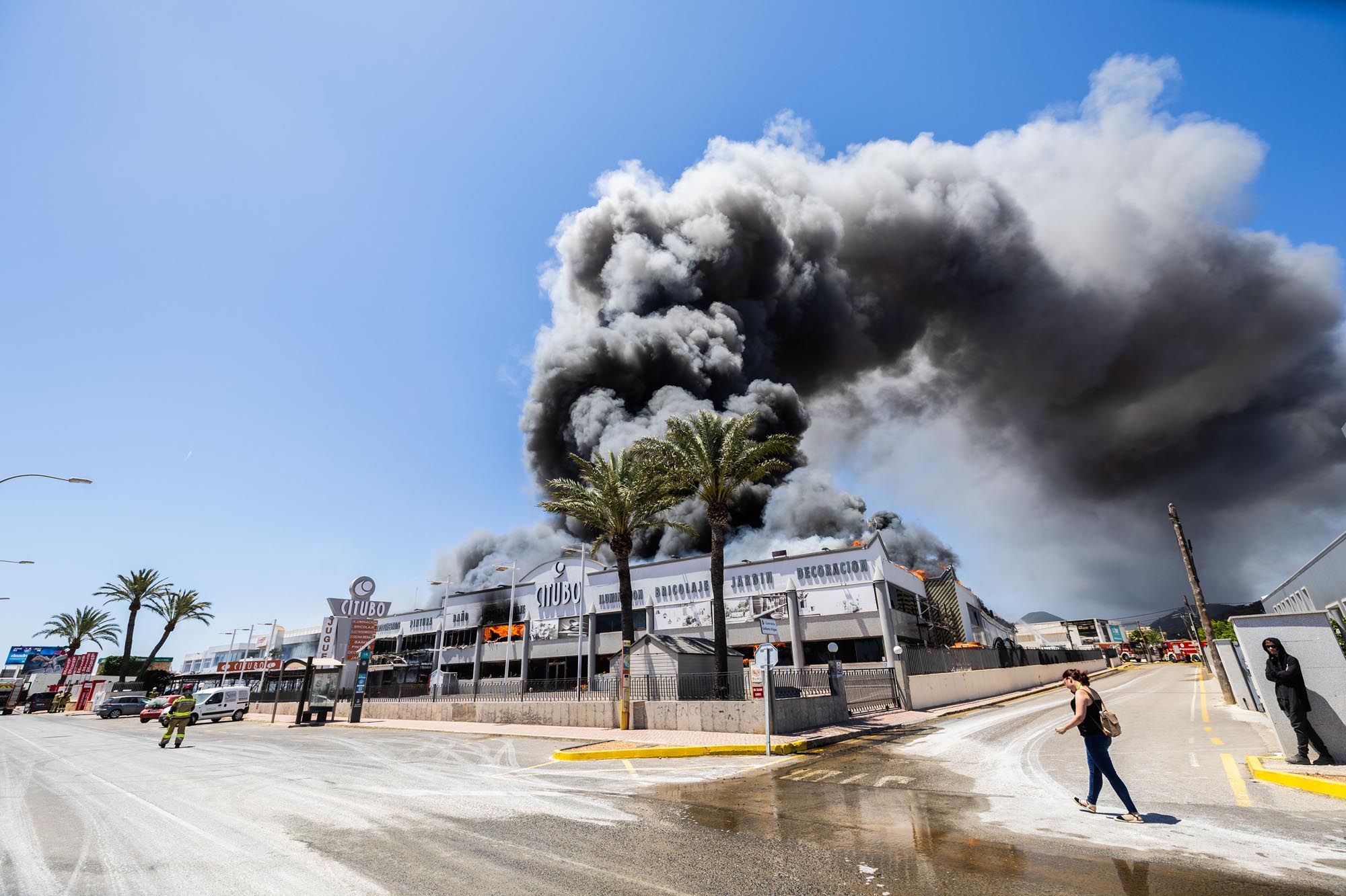 Imágenes del incendio en una nave cercana al aeropuerto de Ibiza