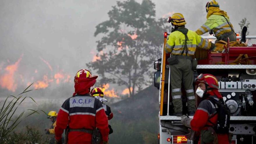 Brigadistas y voluntarios en la extinción del incendio que el viernes afectó a Alcosser.