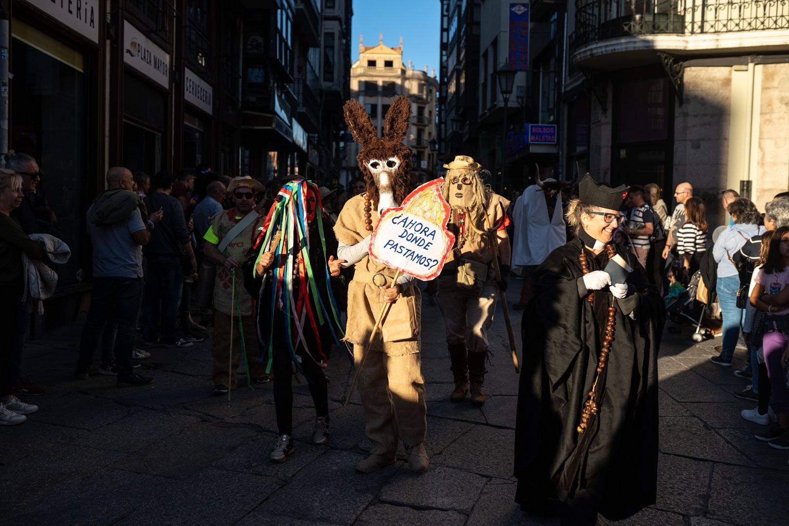 GALERÍA | Las mascaradas llenan de color y alegría el centro de Zamora