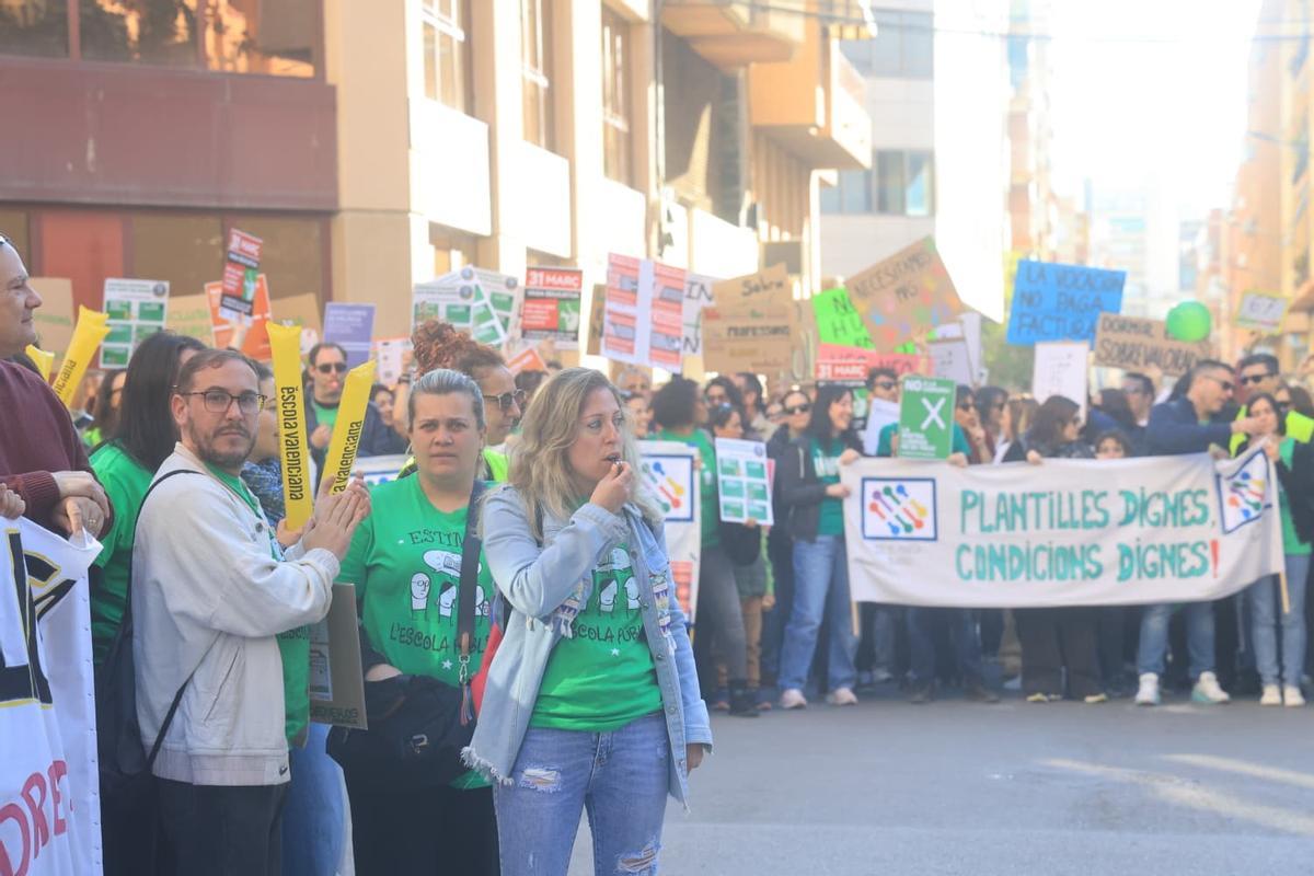 Los profesores se concentran en Alicante para reclamar mejoras en la educación pública