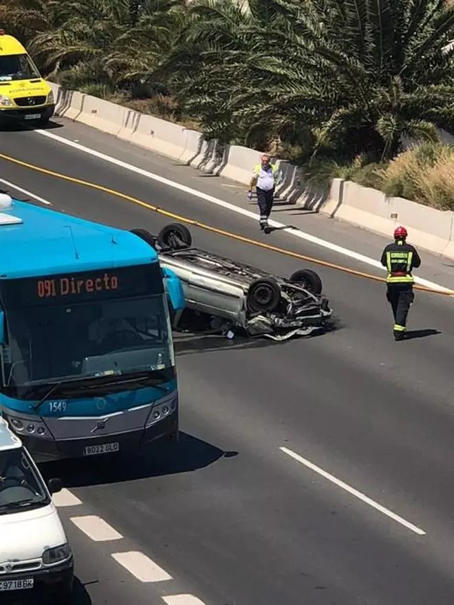 Vuelca un vehículo en una colisión en la GC-1