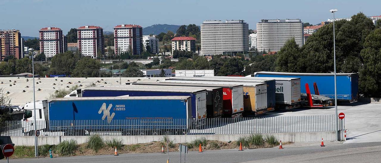 Camiones portavehículos y remolques de Gefco, aparcados en los alrededores de Balaídos