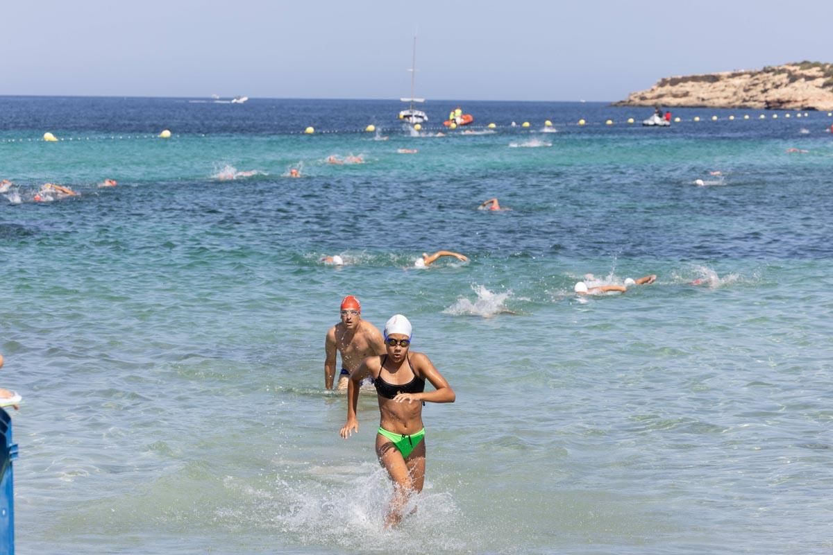 Las imágenes de la travesía a nado del Canal de Sant Antoni