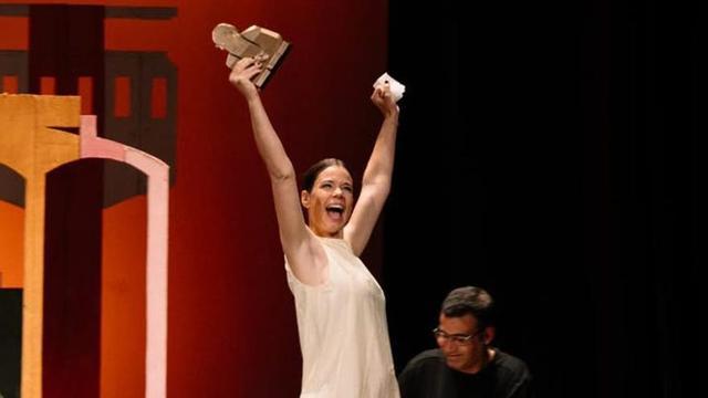 Laia Costa exultante al recoger el Ciudad de Huesca. | FSSTIVAL INTERNACIONAL DECINE DE HUESCA
