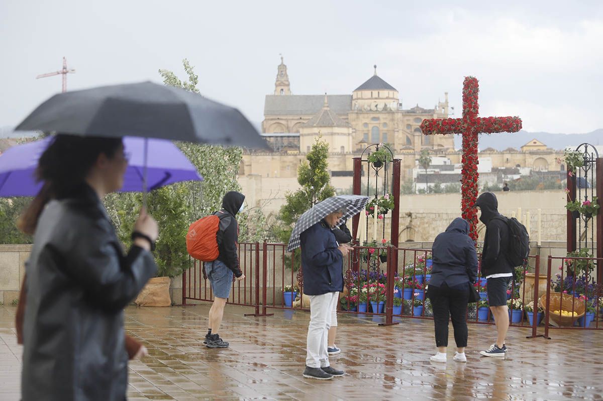 Las Cruces de Mayo vuelven a Córdoba con lluvia, Juanma Moreno y buen ambiente