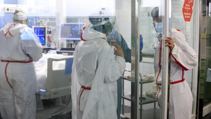 Professionals sanitàries de l&#039;Hospital del Mar atenent un pacient ingressat a l&#039;UCI amb covid-19, en la tercera onada de la pandèmia del coronavirus
