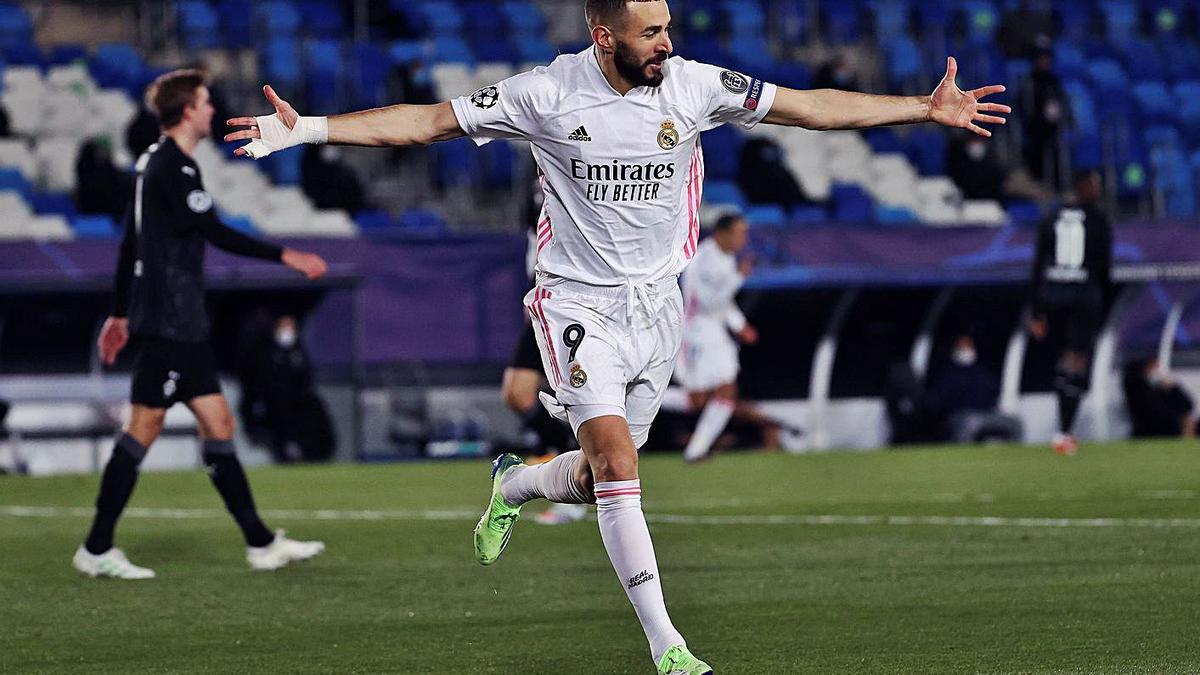 Karim Benzema celebra el primer gol que ya situaba al Madrid en octavos de final.  | EFE/JUANJO MARTÍN
