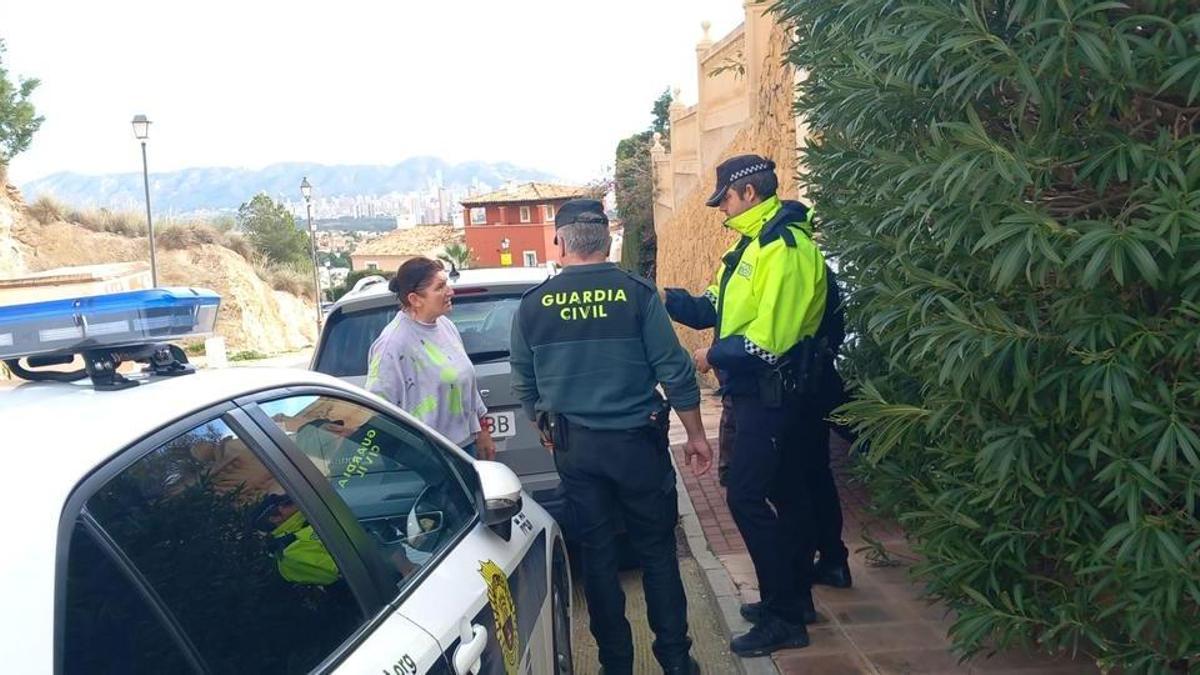 Guardia Civil y Policía Local de Finestrat hablando con la inquilina desalojada.